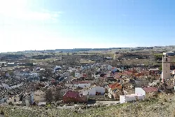 Blick auf Häuser und ländliche Landschaft von einem Hügel in Torralba, Cuenca.