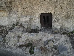 Jüdisches Grab mit Steinkonstruktion und Metallgitter in Sagunto.