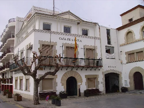 Weißes Gebäude mit Balkon und Flagge, Rathaus von Sant Pol de Mar.