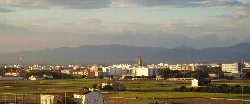 Paisaje urbano con montañas y edificios en Tavernes Blanques.