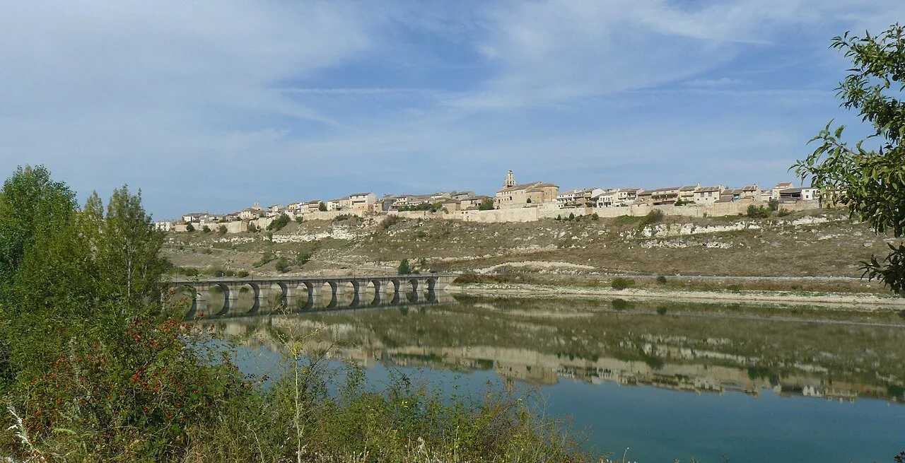 Vista de Maderuelo y el puente sobre el río.