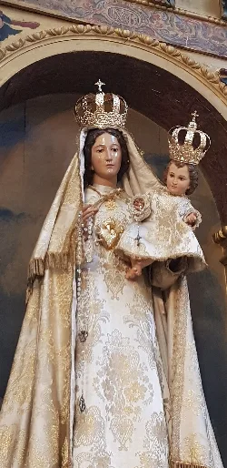 Abbildung der Jungfrau vom Rosenkranz mit Krone und goldener Kleidung, hält das Jesuskind.