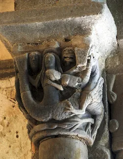 Innenkapitell mit Meerjungfrau und fantastischen Figuren in San Vicente de Serrapio.