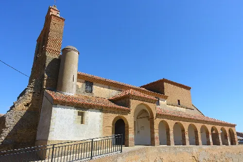 Kirche San Babilés mit Bögen und Steinstruktur in Quintanilla del Olmo.