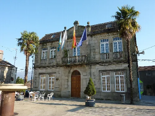 Arbo Rathaus mit Flaggen und Palmen.