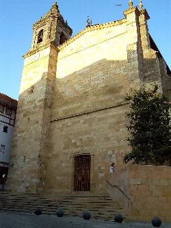 Iglesia de Santa Eufemia con torre y fachada de piedra en Bermeo.