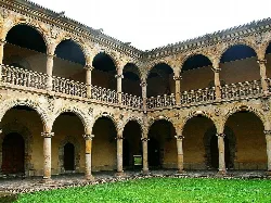 Inner courtyard with arches and columns at Sancti Spiritus University in Oñate.
