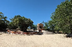 Offener Platz mit großem Baum und Kapelle in Recas, Toledo, Spanien.