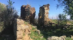Ruinas de un convento con el ábside de una iglesia en Cebreros.