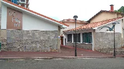 Museumsfassade mit Dinosaurier-Gemälde und Eingang.