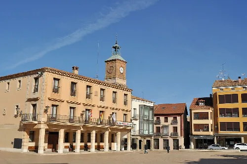 Gebäude mit Uhr und Platz in Almazán, Soria.