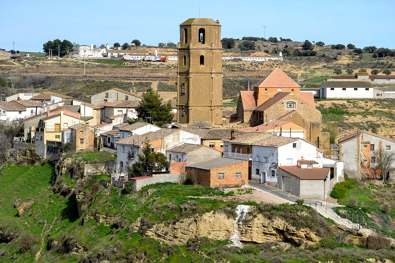Vista de la población oscense de Pertusa, con la iglesia parroquial y la torre Torre Claustro Cripta e Iglesia