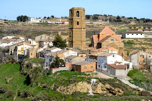 Vista de la población oscense de Pertusa, con la iglesia parroquial y la torre Torre Claustro Cripta e Iglesia