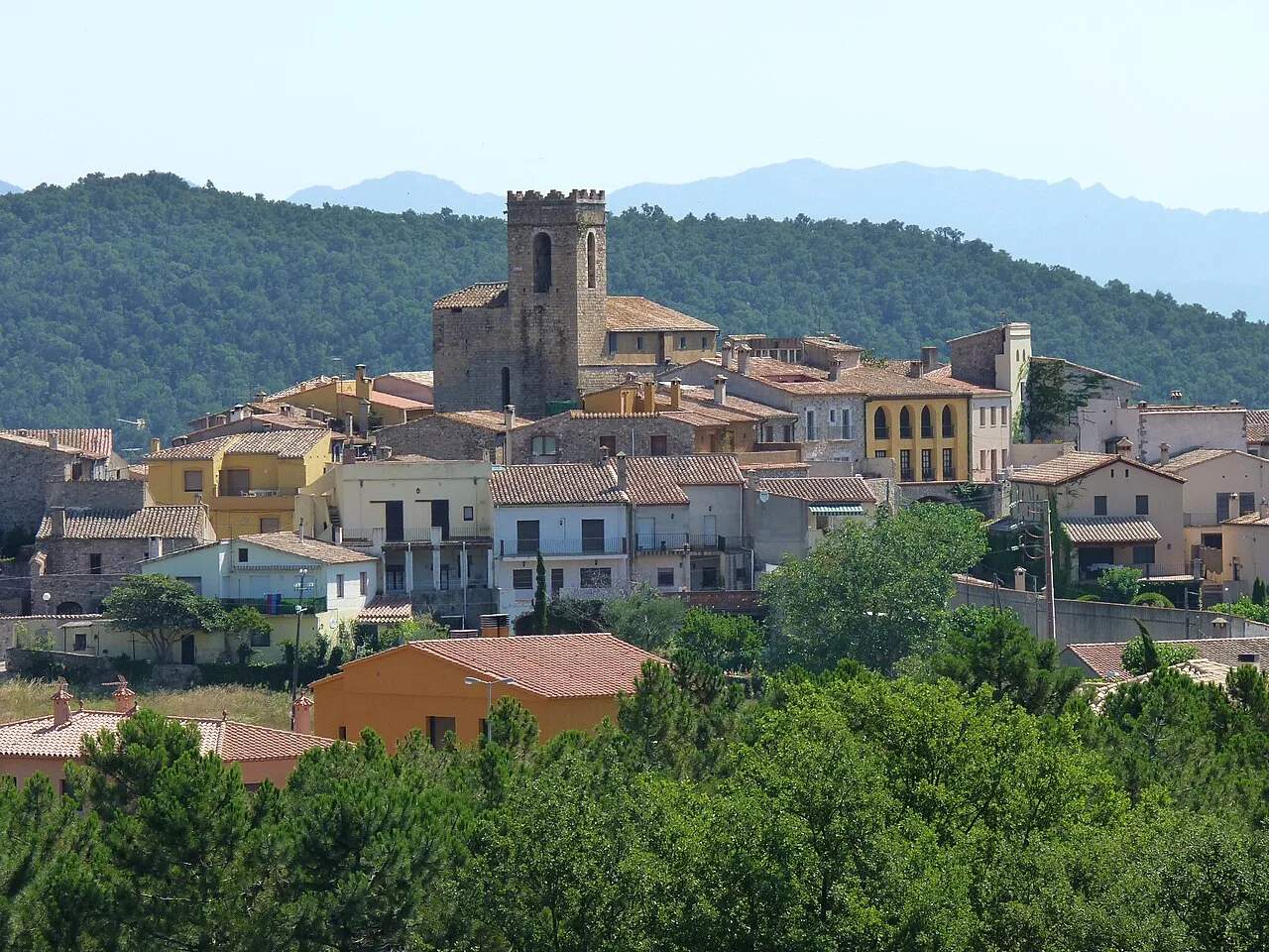 Vue générale et église Sainte-Marie, Darnius (Haut-Ampurdan, Gérone, Catalogne, Espagne)