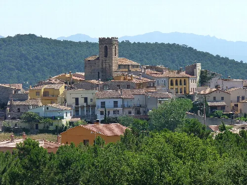 Vue générale et église Sainte-Marie, Darnius (Haut-Ampurdan, Gérone, Catalogne, Espagne)