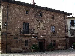 Steinernes Gebäude mit Wappen und kleinen Fenstern in Valgañón.