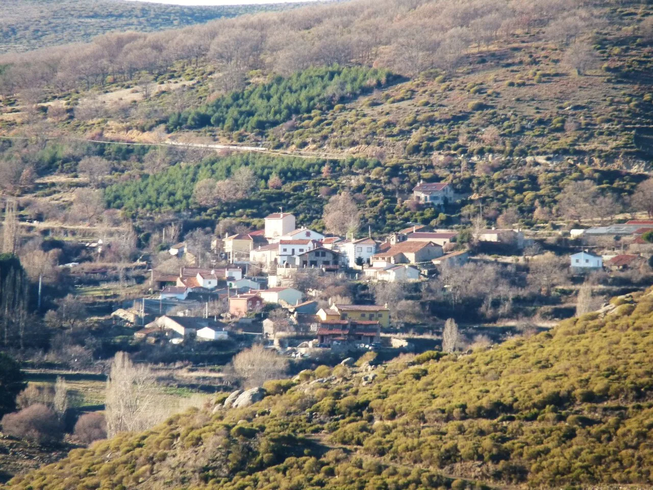 Vista de Hoyos del Collado desde Hoyos del Espino (Castilla y León, España).
