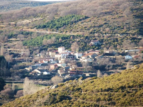 Vista de Hoyos del Collado desde Hoyos del Espino (Castilla y León, España).
