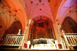 Escenario en el interior de una iglesia con decoraciones y una escena teatral.