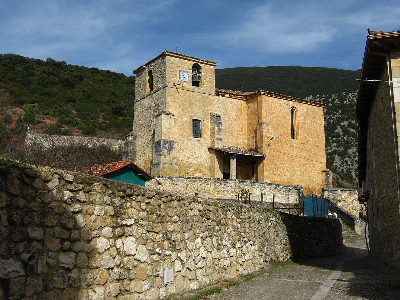 Kirche von Herrán mit Glockenturm und Steinmauern in Tobalina, Burgos.