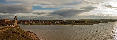Landschaft des Flusses und der Stadt Montamarta mit bewölktem Himmel.