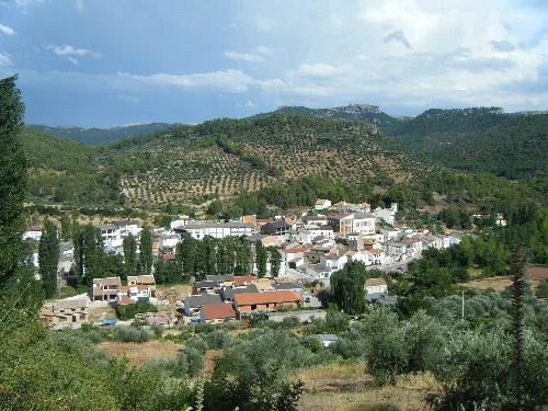 Vista panorámica de Villaverde de Guadalimar con casas y colinas verdes.