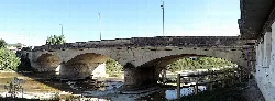 Puente de piedra con arcos sobre el río Trueba en Medina de Pomar