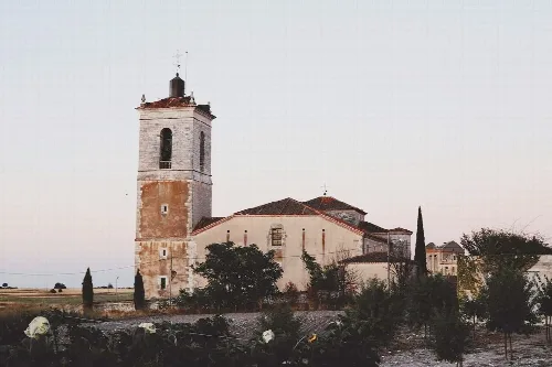 Church and entrance to Hontalbilla with bell tower and simple facade.