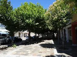 Platz mit Bäumen und Fußgängerzone in Riós, Ourense.