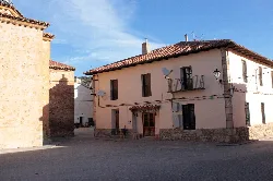 Rathausgebäude auf dem Platz in Puebla de San Miguel.