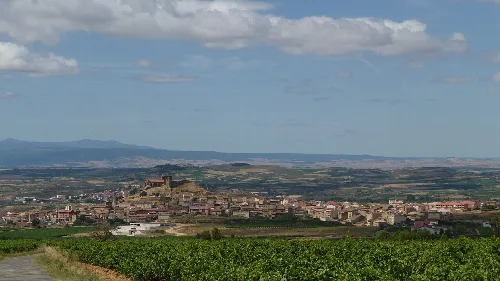 Landschaft mit Stadt und Feldern in La Rioja, von der Straße aus gesehen.