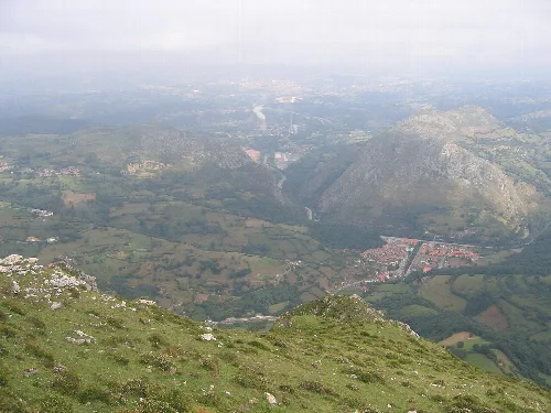 Panorámica de Morcín vista desde el Monsacro con montañas y valle.
