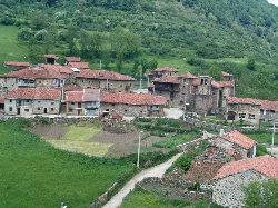 Vista de casas de piedra y tejados rojos en Tresabuela, Polaciones.