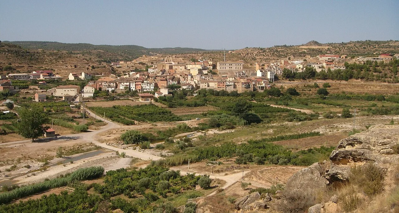 Panoramablick auf Mazaleón mit Häusern und landwirtschaftlichen Feldern.