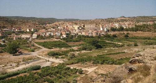 Panoramablick auf Mazaleón mit Häusern und landwirtschaftlichen Feldern.