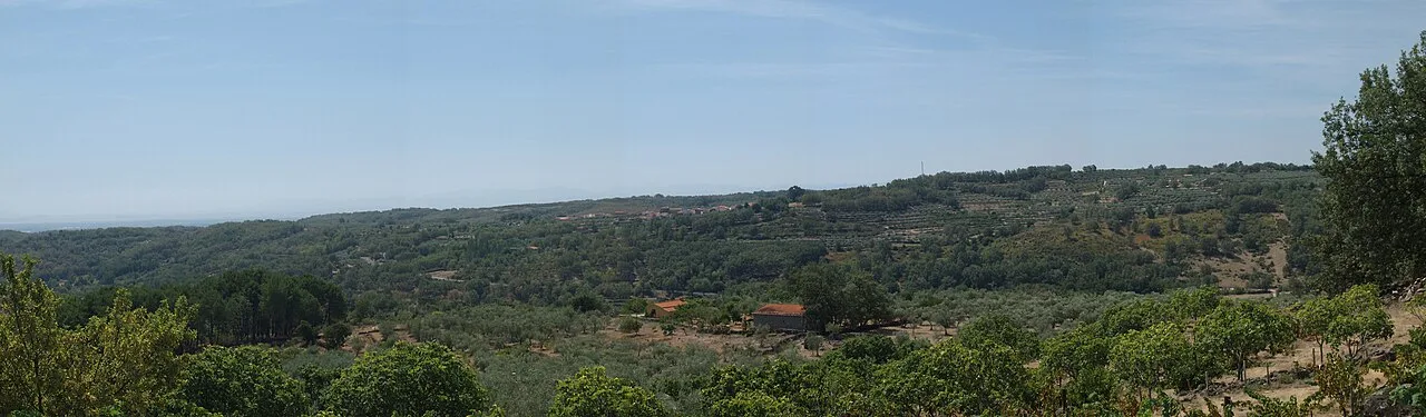 Robledillo de la Vera, provincia de Cáceres, España. Vista de la población en su entorno desde las inmediaciones de Losar de la Vera.