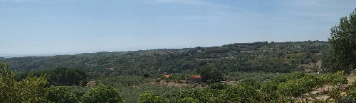 Robledillo de la Vera, provincia de Cáceres, España. Vista de la población en su entorno desde las inmediaciones de Losar de la Vera.