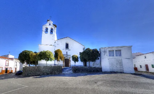 Platz mit weißer Kirche und Bäumen in Usagre, Badajoz.