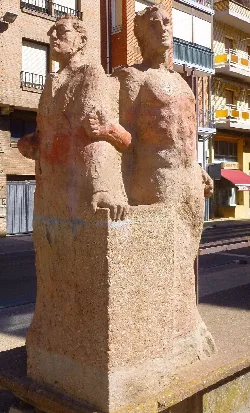 Sculpture of two human figures in a monument in Quel.