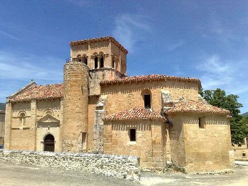 Iglesia parroquial del Almiñé de Valdivielso, similar a la de San Pedro de Tejada del mismo valle. Los restos románicos se reducen a la nave y la torre.
Vista desde el sur.