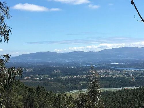 Panoramablick auf Tomiño und die umliegende Landschaft von einem hohen Punkt aus.