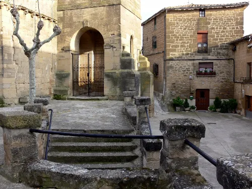 Escaleras y puerta de un edificio antiguo en Fonzaleche, La Rioja.