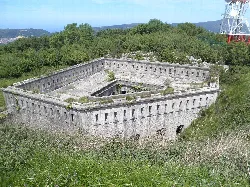 Stein-Festung mit hohen Mauern und einem Innenhof in Astigarraga.