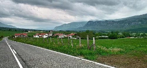 Zuhatzu (Arakil) herriaren ikuspegia.