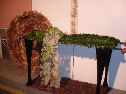 Decoración floral con plantas verdes y flores en una celebración de Pascua Florida.