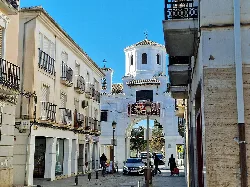 Puerta de Loja con arco y torre en Santa Fe, Granada.