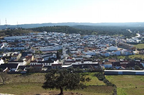Panorámica de El Real de la Jara desde El Castillo con casas y paisaje rural.