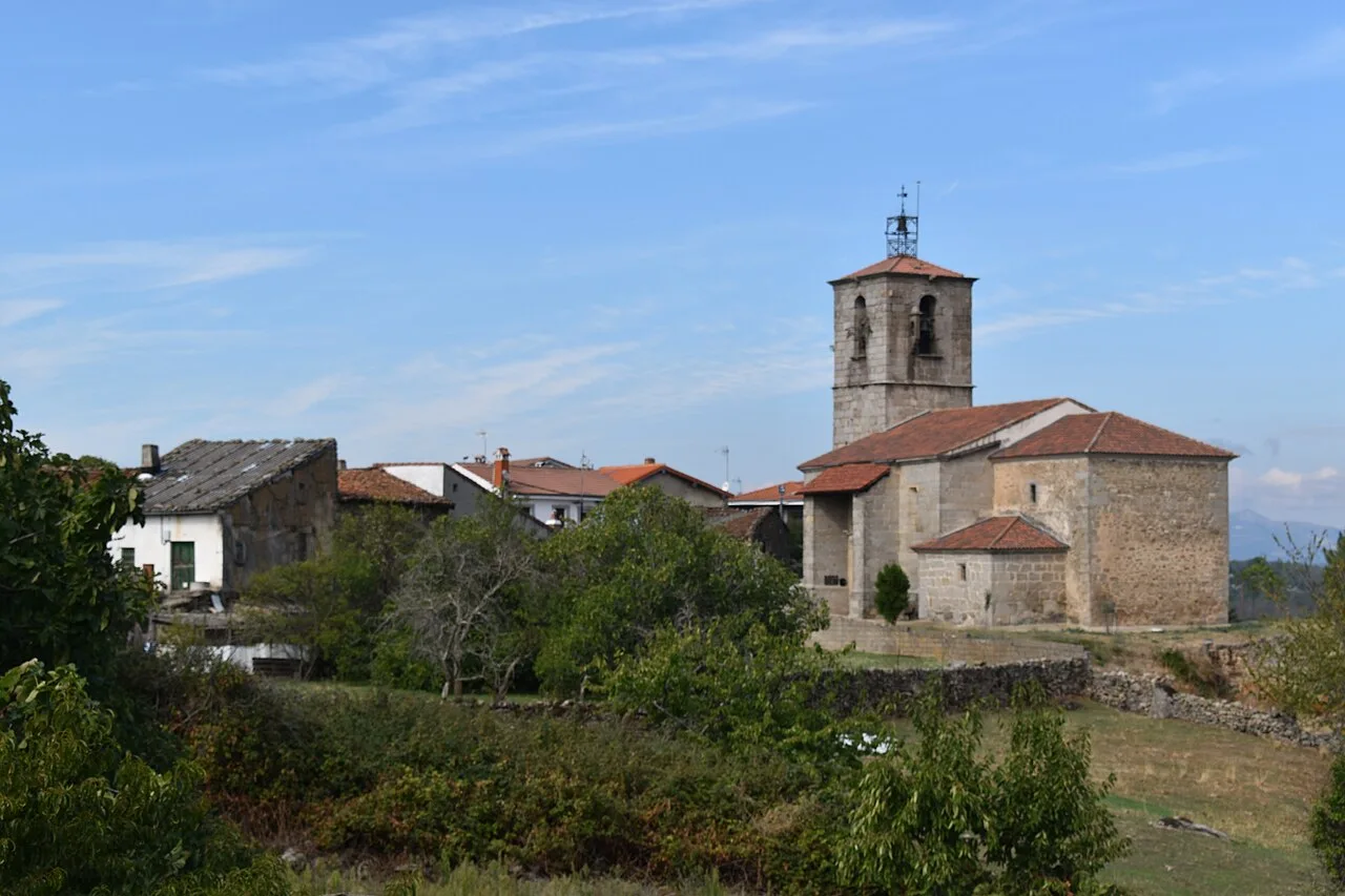 Iglesia antigua con torre y casas alrededor en Cristóbal de la Sierra.