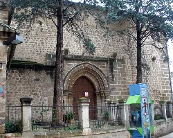 Fassade einer Kirche mit Holztür und Steinmauern in Plasencia.
