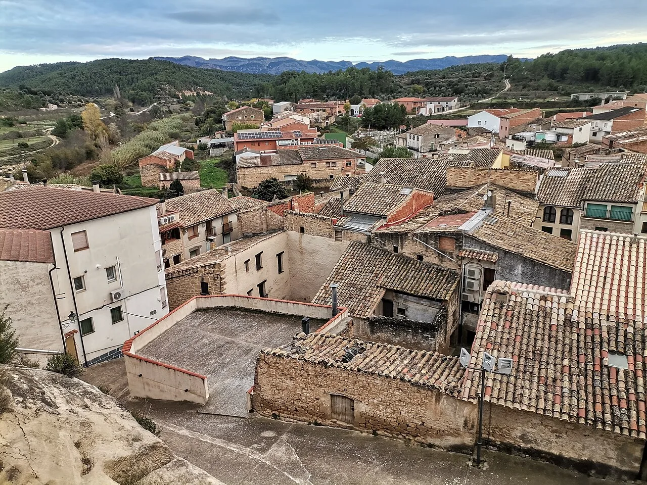 Panoramic view of Arens de Lledó with roofs and streets in a mountain landscape.